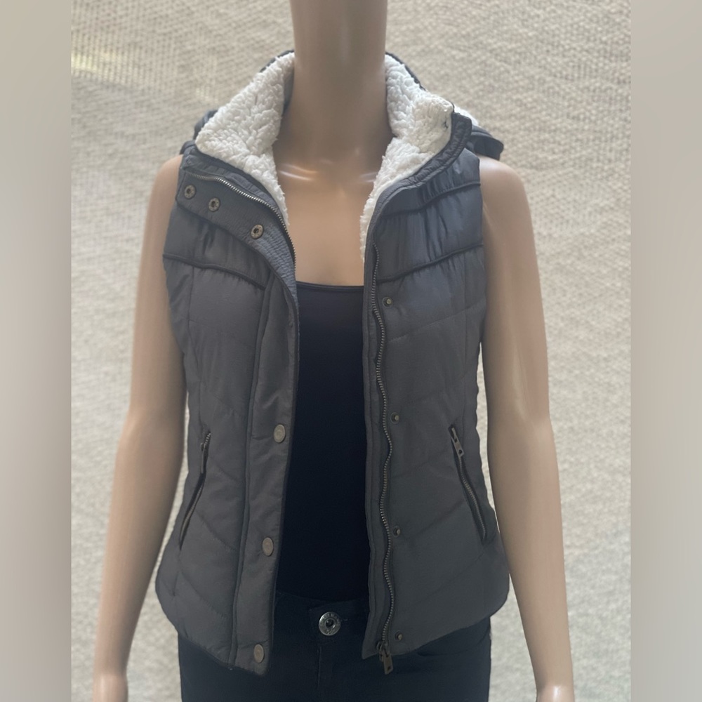 Aeropostale lightweight puffer vest